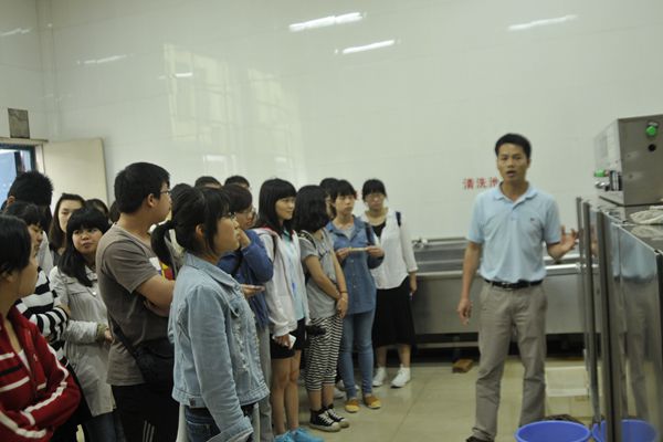 “走进食堂”活动中，饭堂负责人在给同学们认                    </div></div> </div>
        </div></div>
      </div>
      
      
      
      <div class=