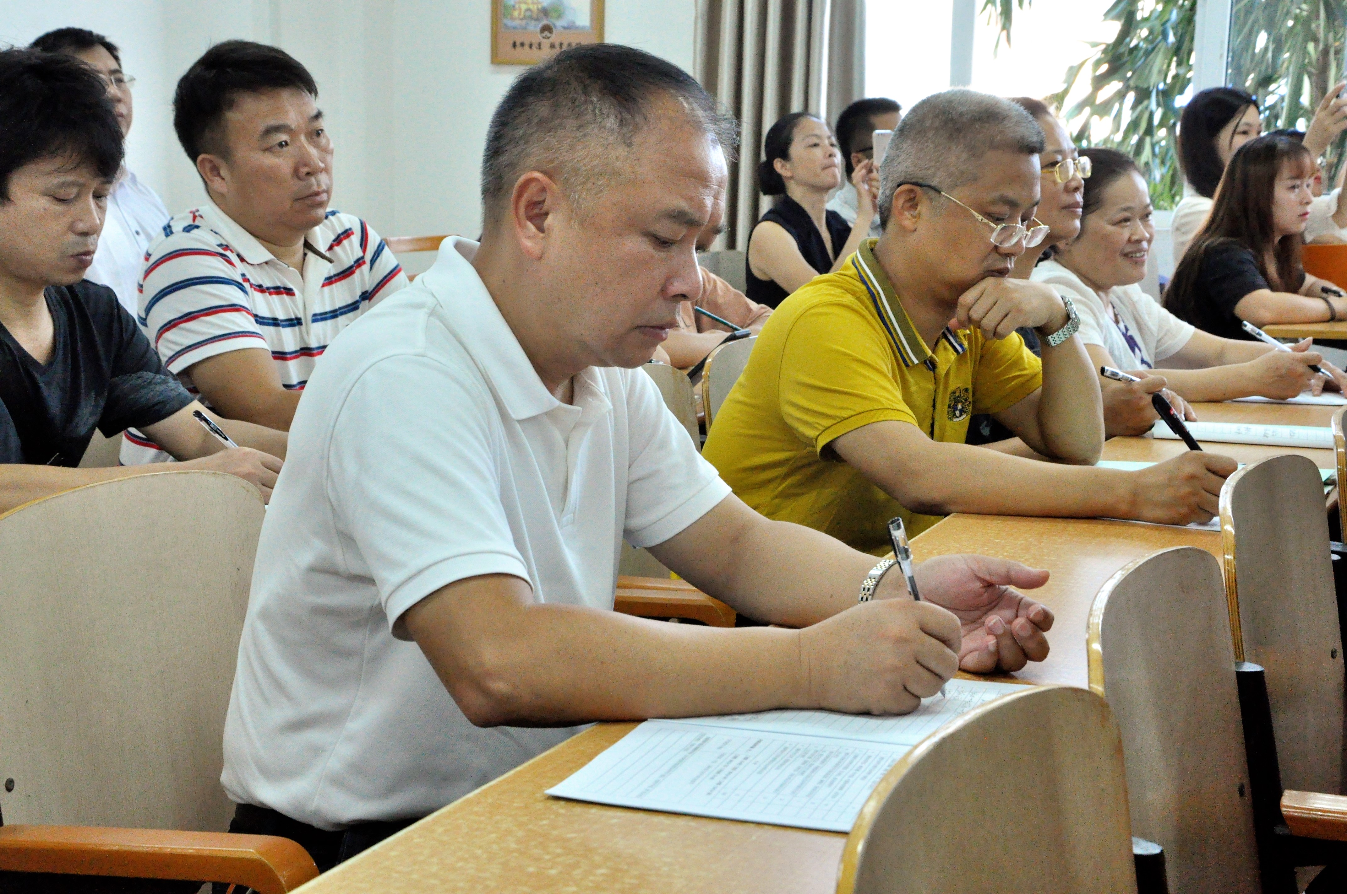 我校党委副书记赵铁到马院听课（大学生通讯社李梦瑞摄）.JPG