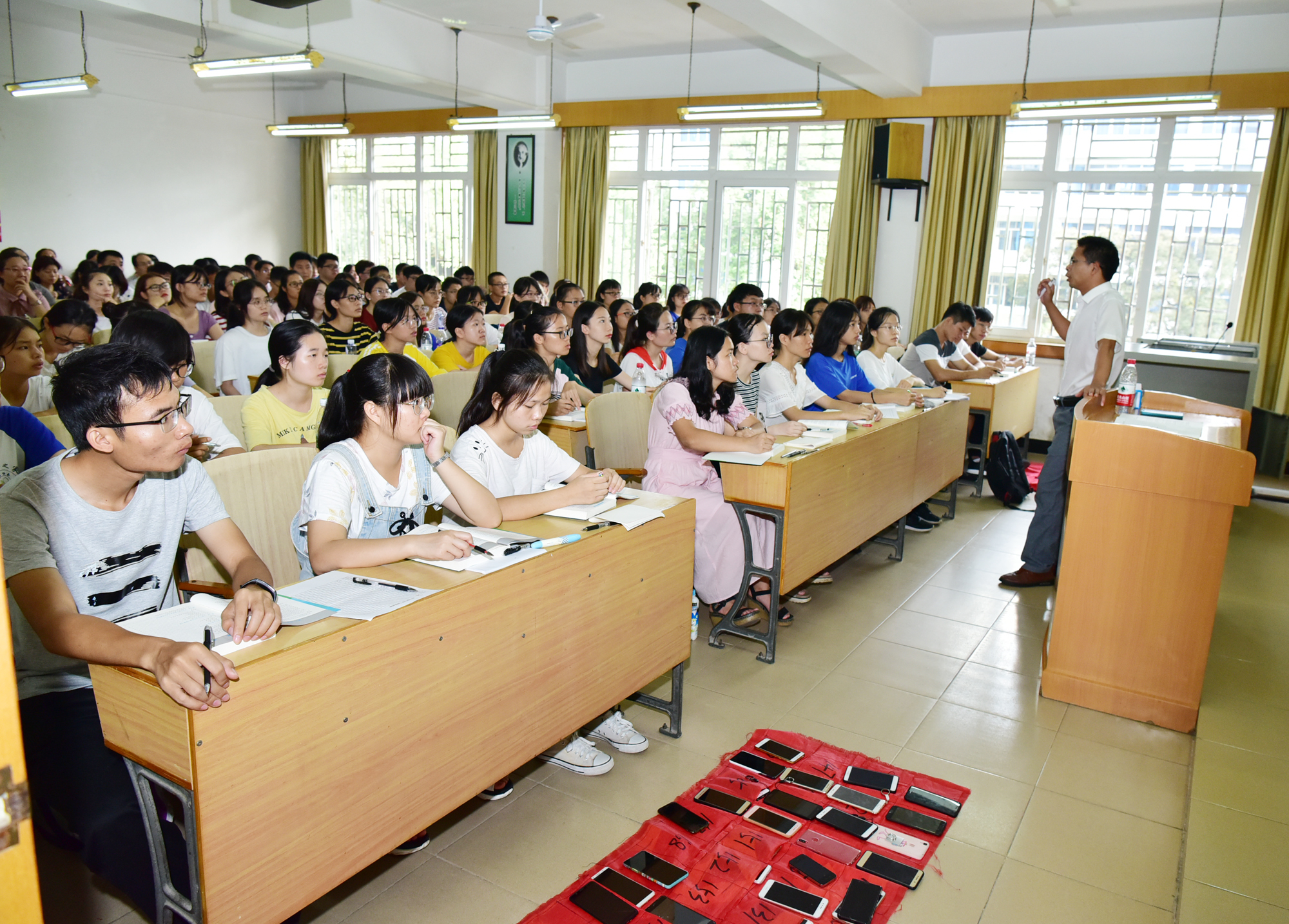 新学期上课场景.jpg