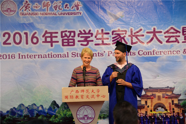 美国同学费博拉的妈妈南希女士发言