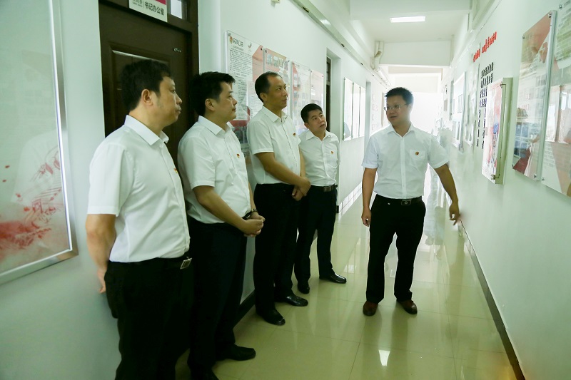 参观共青团文化长廊.jpg