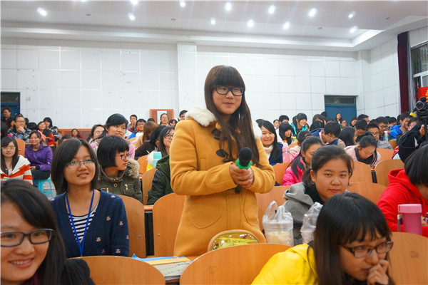 同学们积极提问