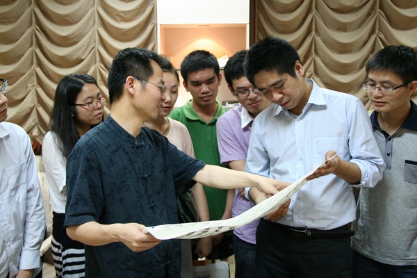 老师们对同学的书法作品进行点评