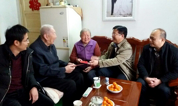 慰问离休干部庄之机夫妇.jpg
