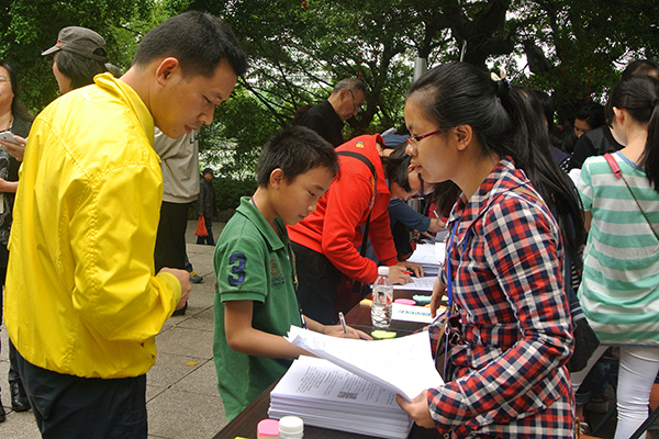 我校志愿者向市民宣传移动数字图书馆