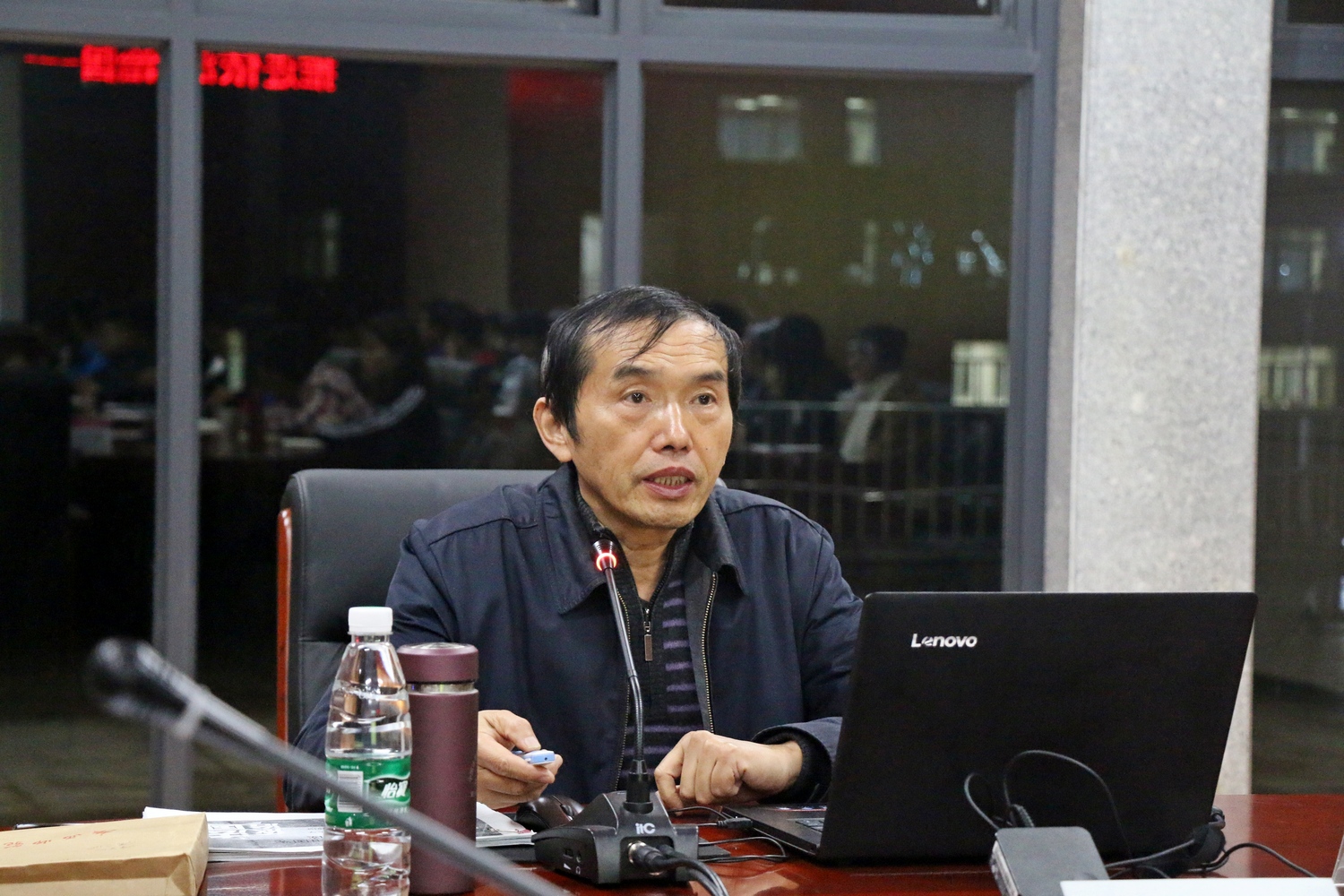 1.周世中教授在讲解宪法发展历程.JPG