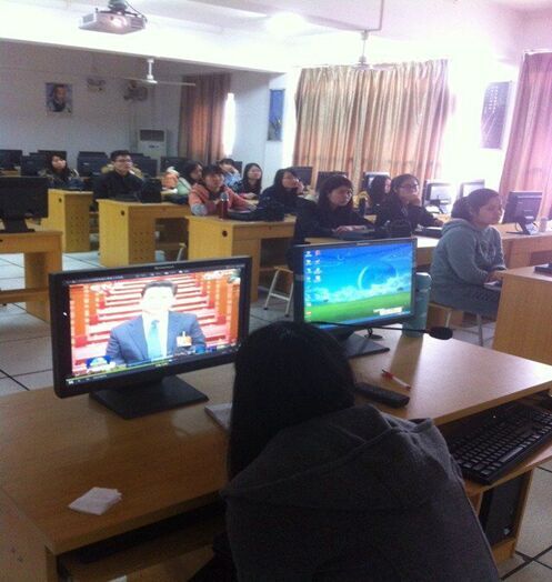 在学院机房五楼开展主题的学习活动