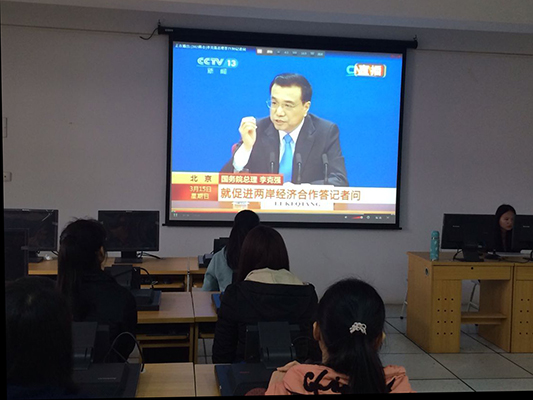 活动主要以李克强总理2015年政府工作报告作为切入点并观看有关两会的视频