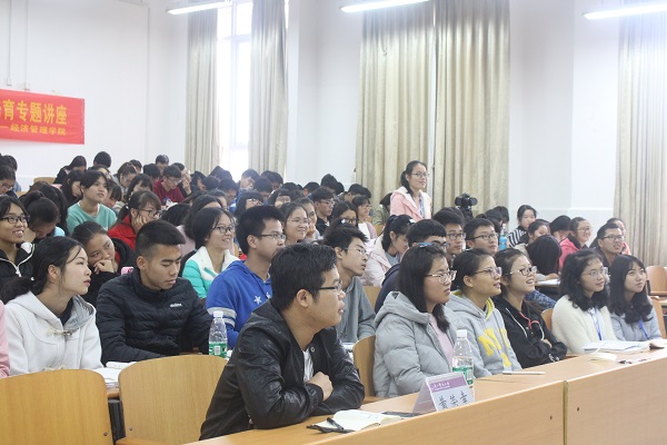 3.同学们认真听讲.JPG