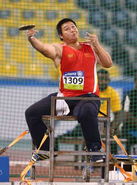 吴国山校友在铁饼比赛