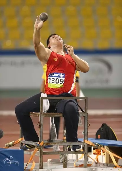 吴国山校友在铅球比赛