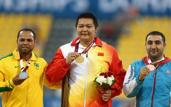 吴国山校友铁饼项目获金牌