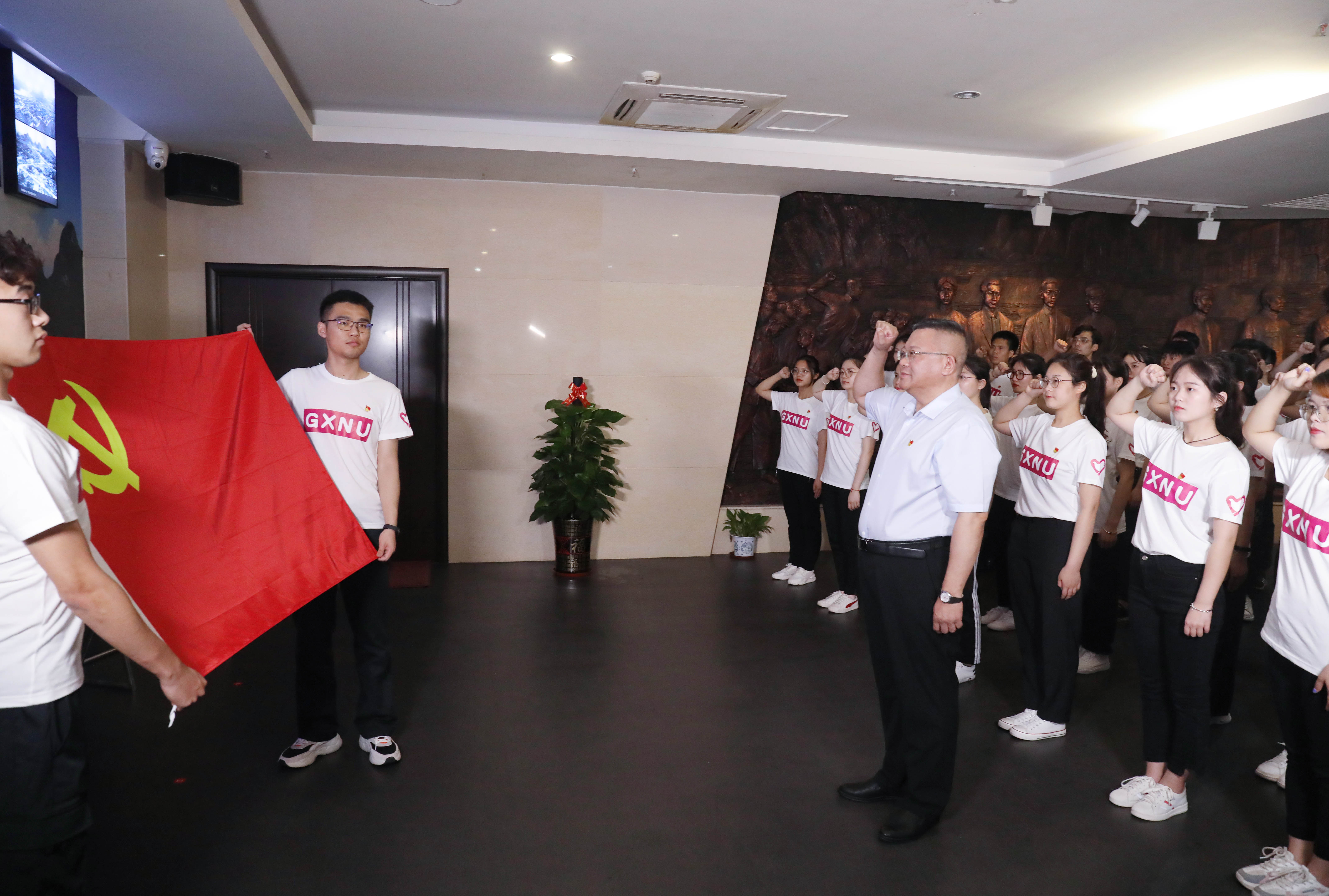 【党史学习教育】党史专题"形势与政策"课开讲啦:校党委书记邓军作首