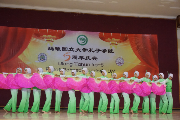 孔院学生表演《茉莉花》