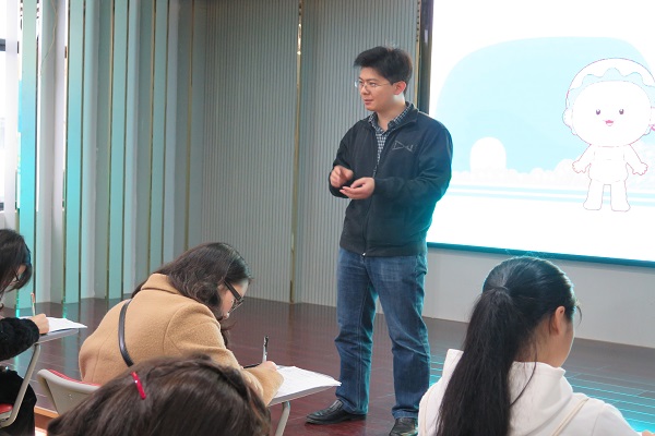 创业中心主任董冰介绍情况