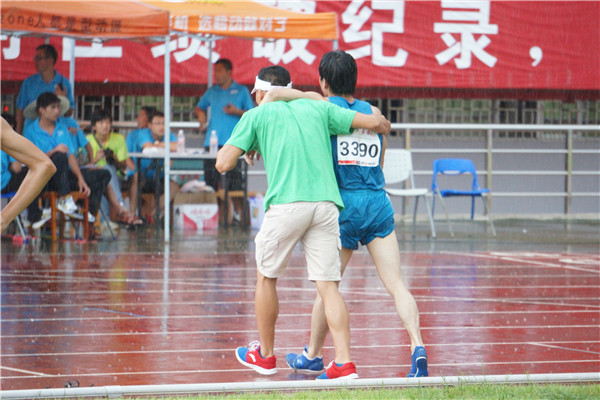 雨中的扶持