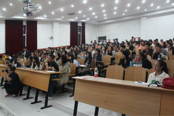 同学们专心致志地听讲座楠里 足交