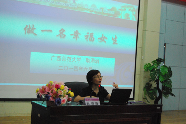 耿涓涓教授在讲座中（经济管理学院学生记者团 陈巧 摄）