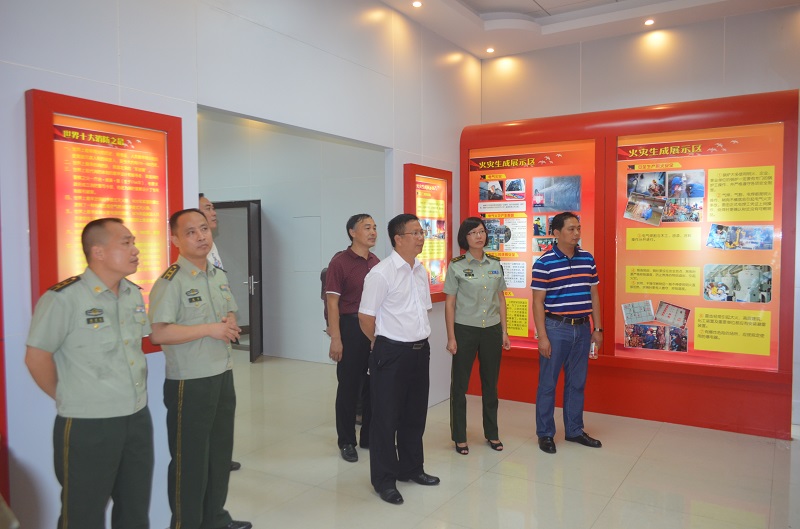 参观武警消防支队展览錧.JPG