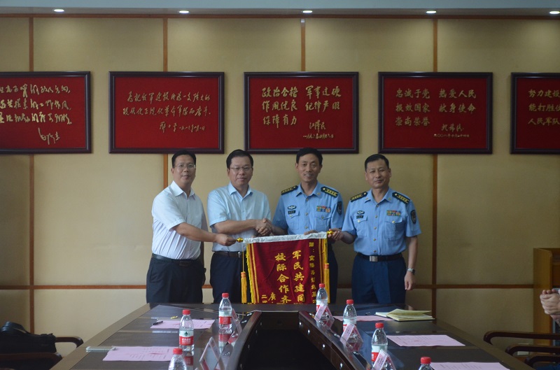 向空降兵训练基地赠送锦旗.JPG