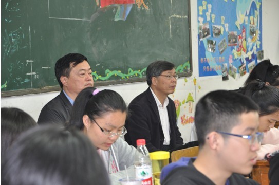 钟瑞添教授在柳州高中深入课堂认真听课