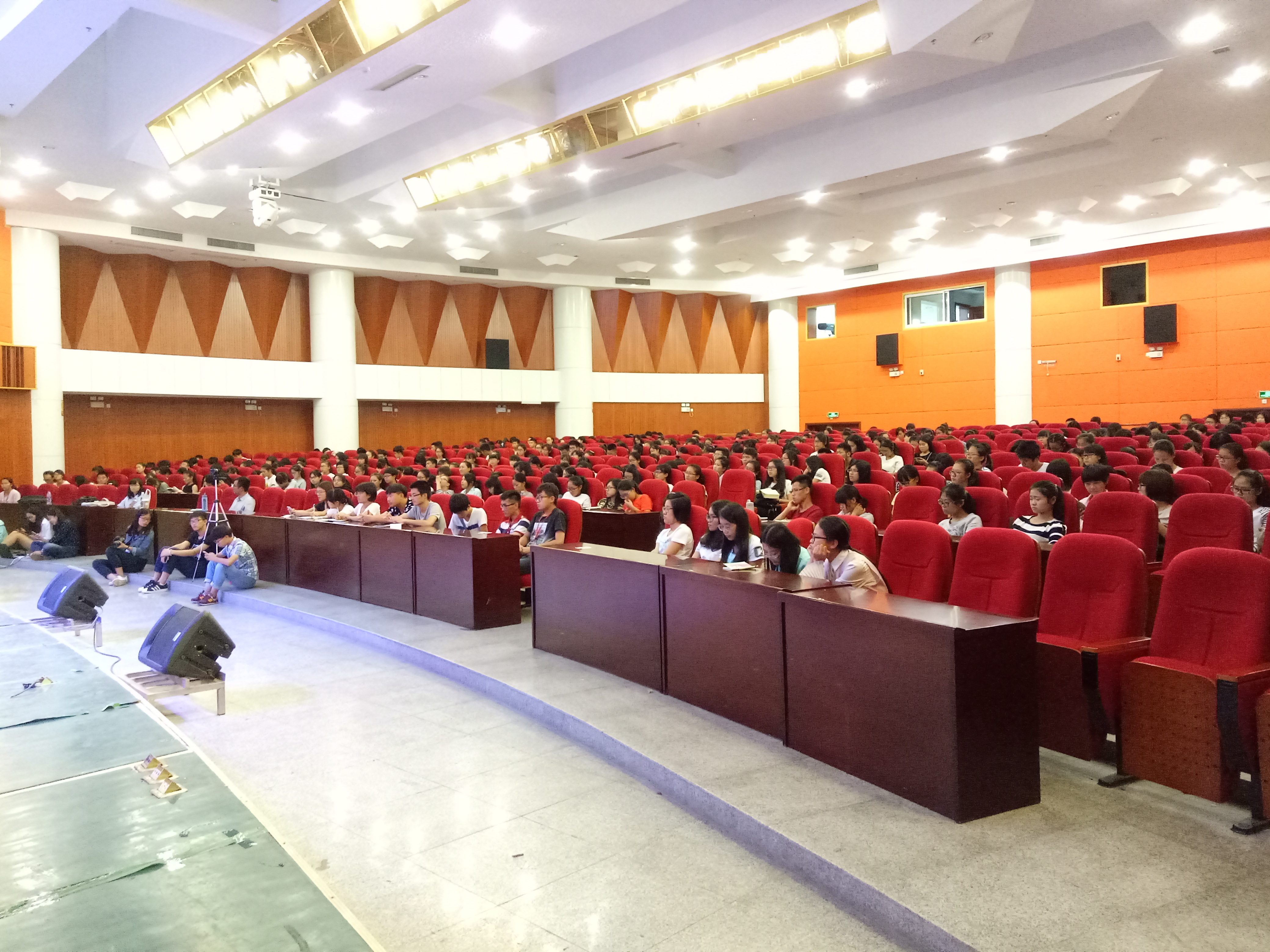 报告会现场.jpg
