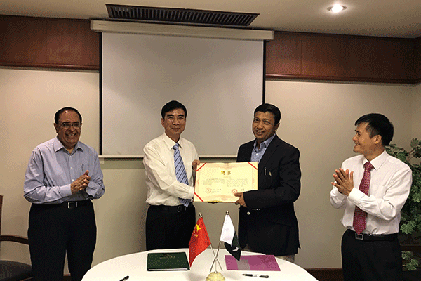 4.为巴基斯坦卡拉奇大学化学与生物科学国际中心主任Iqbal-Choudhary教授颁发我校客座教授聘书.png 4.为巴基斯坦卡拉奇大学化学与生物科学国际中心主任Iqbal-Choudhary教授颁发我校客座教授聘书.png