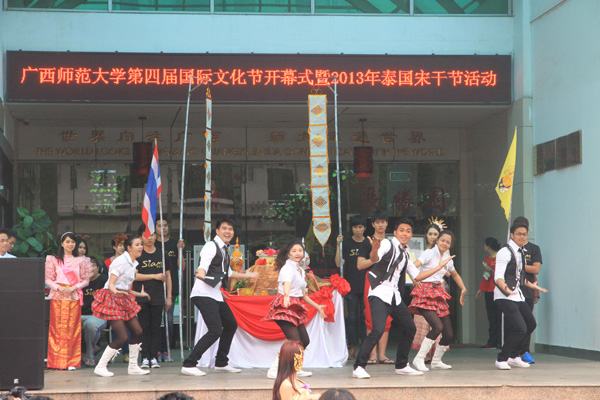 “留动中国-昆明九州赛”我校代表队的汇报演出