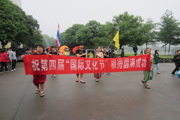 泰国、尼泊尔等国家留学生以服饰展示的形式迎接第四届国际文化节的到来