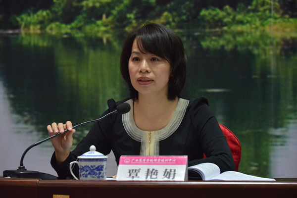 自治区教育厅人事处处长覃艳娟在开班仪式上讲话