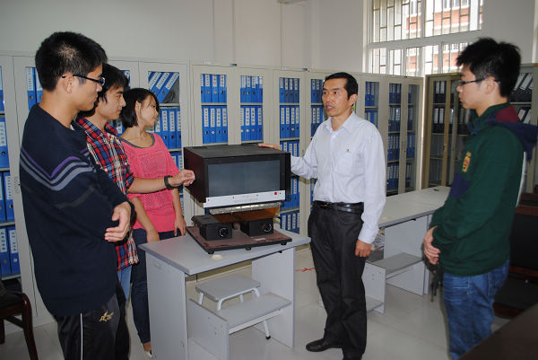 周世中教授指导学生开展实践教学