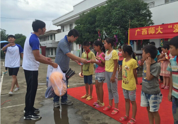 体育学院志愿者捐赠体育器材给学生们