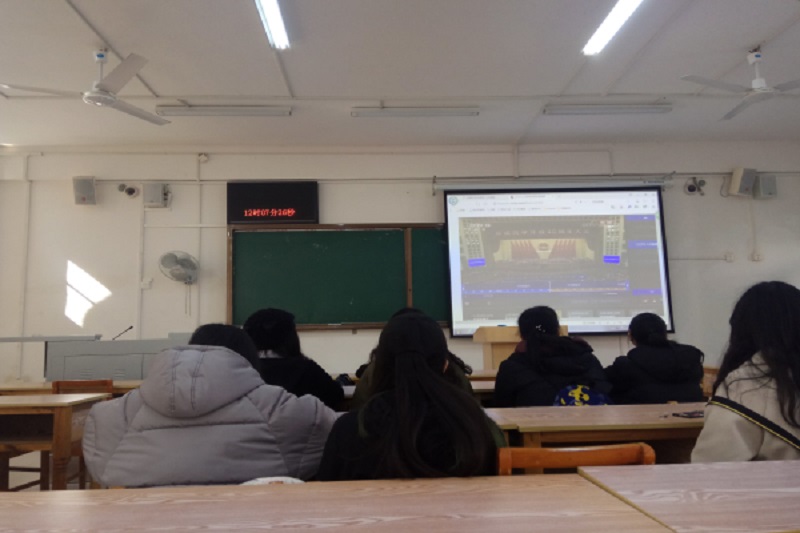 雁山合唱队观看改革开放40周年大会2.jpg