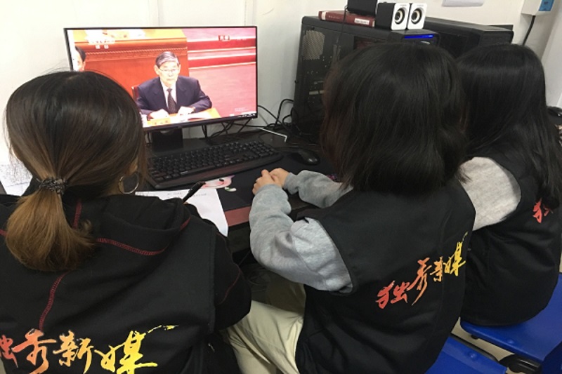 独秀新媒体中心成员们观看直播.jpg