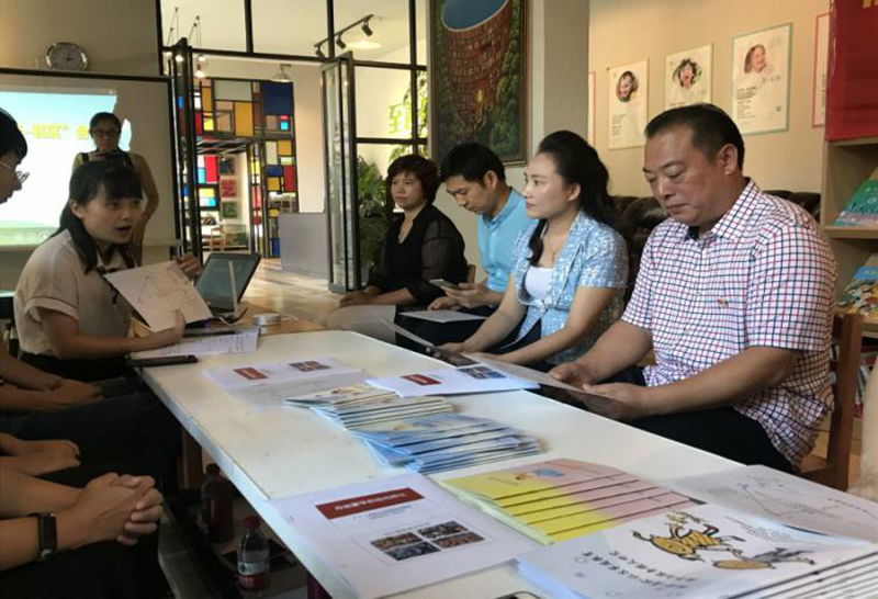 7.自治区妇联主席刘咏梅率队到社区中心调研指导（一）.png
