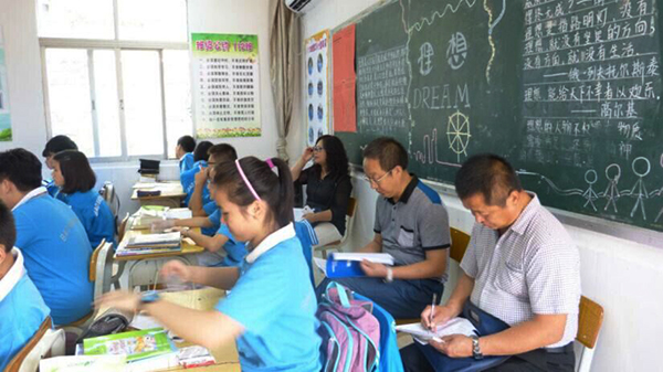 学员在跟岗学校进入课堂听课