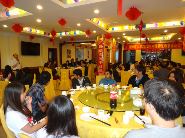 在留学生新年联欢会上，副校长                    </div></div> </div>
        </div></div>
      </div>
      
      
      
      <div class=