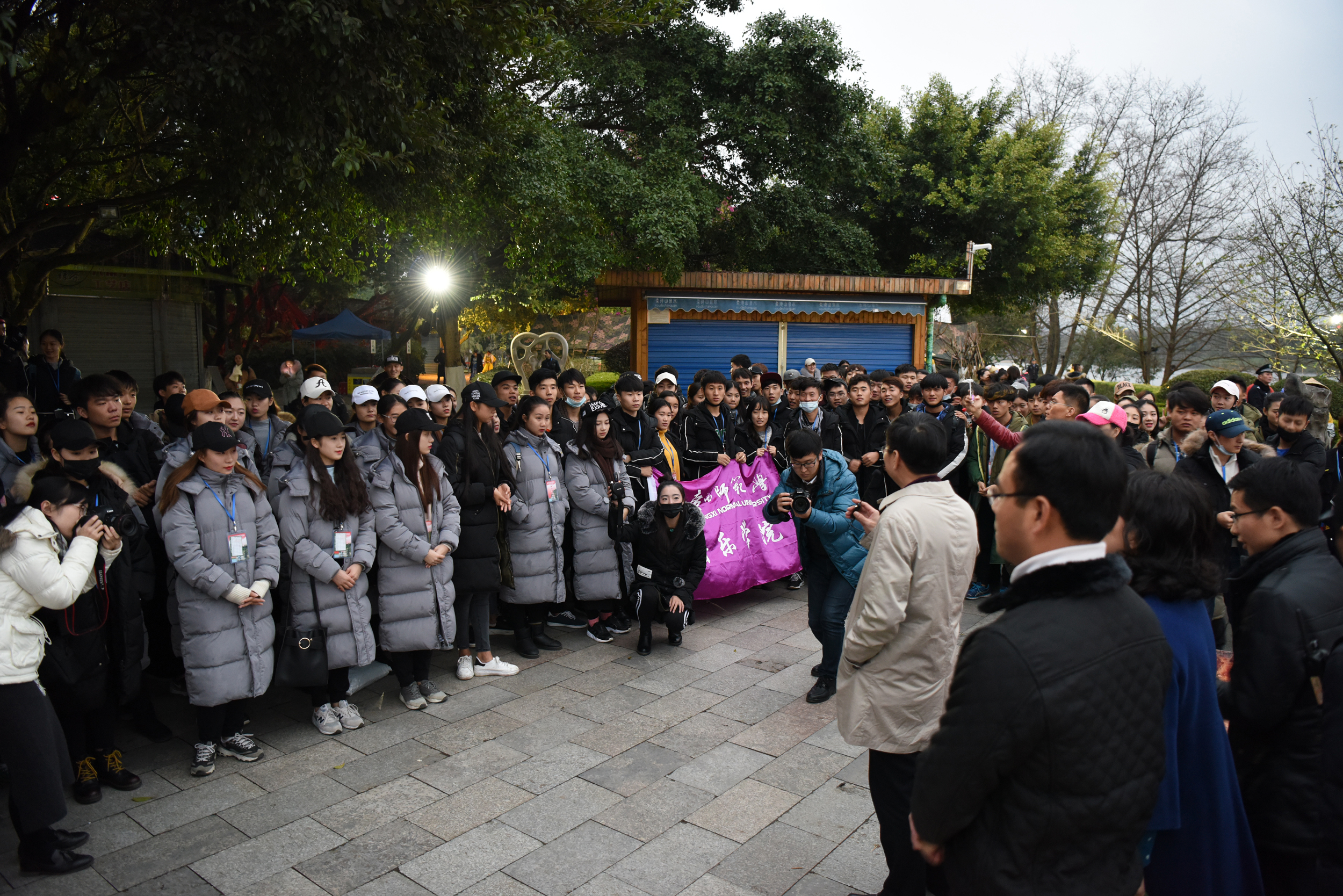 梁宏校长慰问学生现场０.jpg