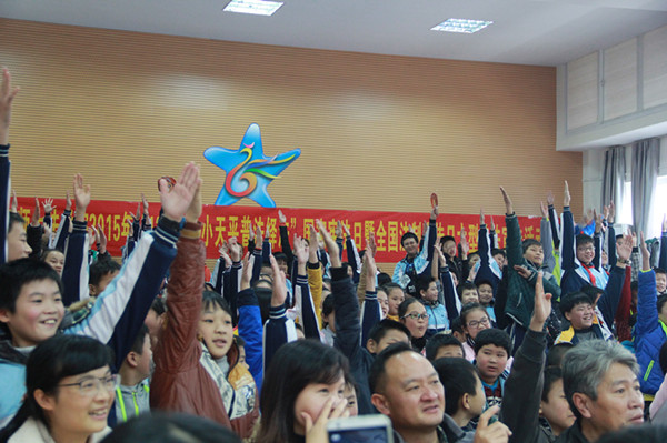 普法走进飞凤小学，学生们积极参与法律知识问答