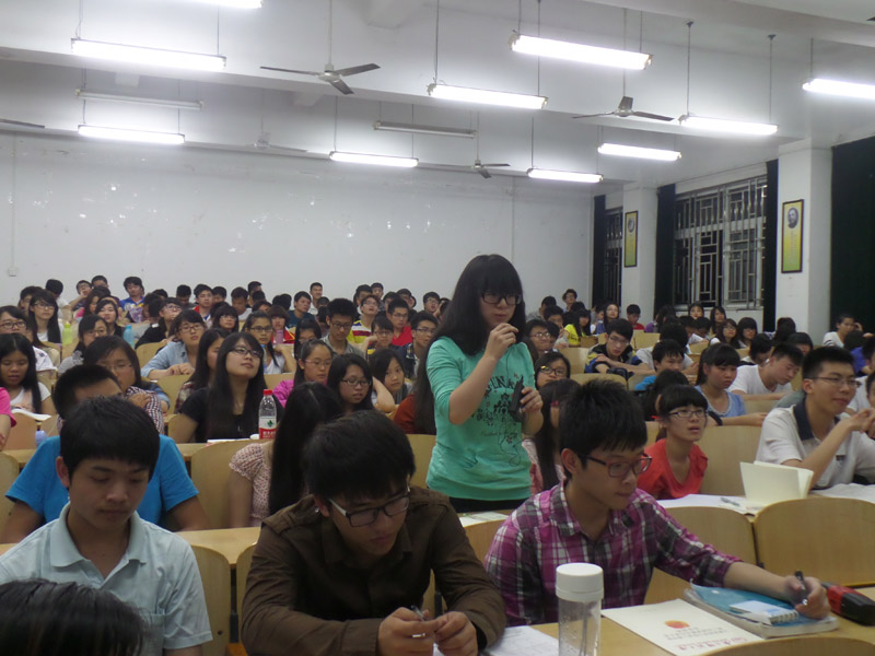 考研会上同学们积极提问