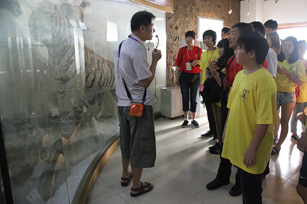 夏令营营员参观我校生物多样性标本馆