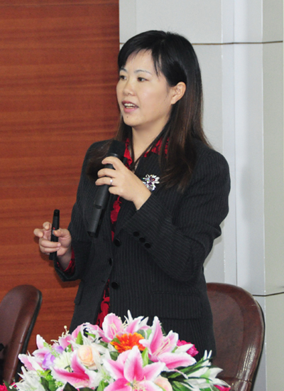 广西师范大学职师学院院长文萍教授正在授课