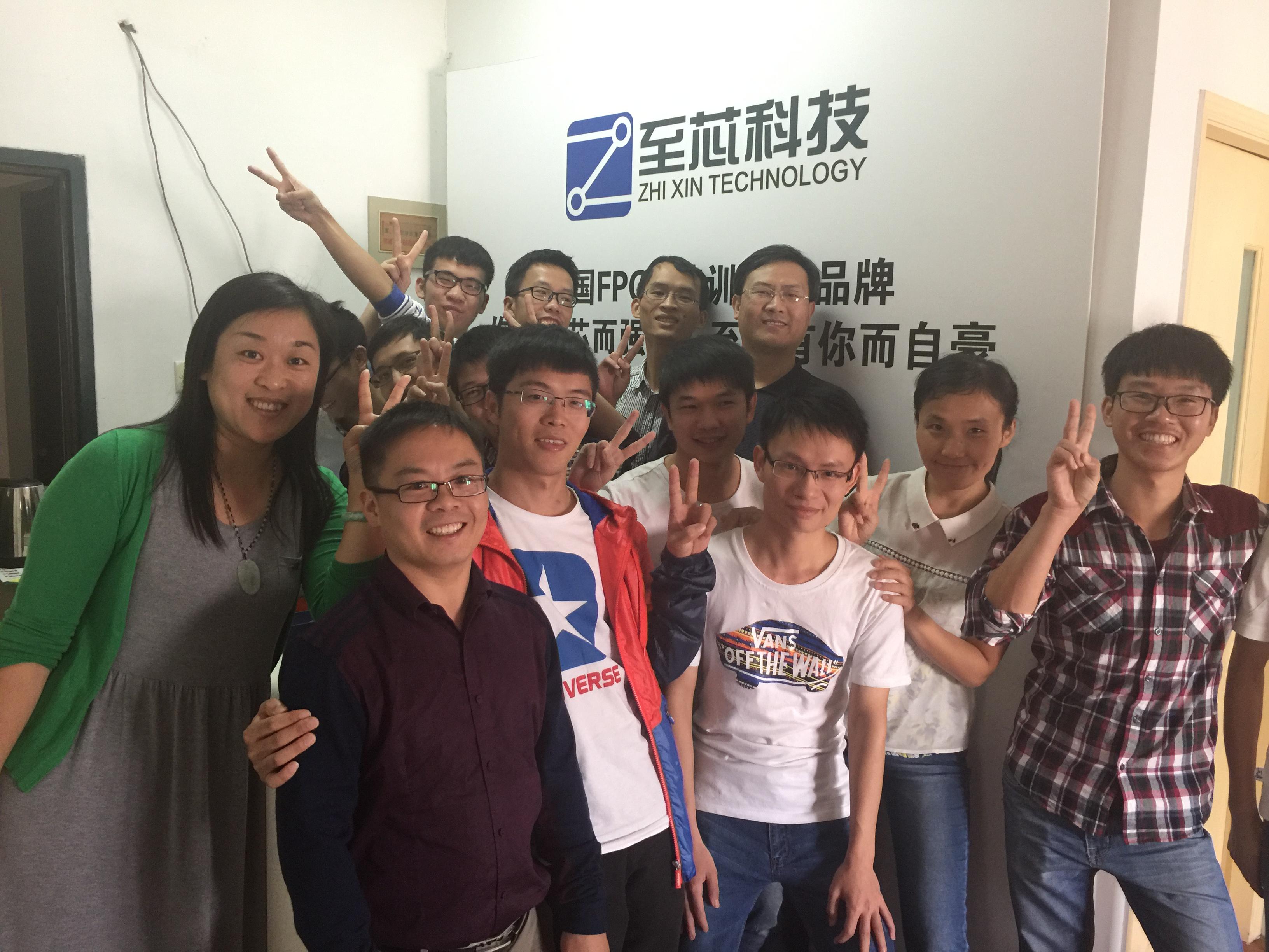 宋树祥老师和学生们在一起