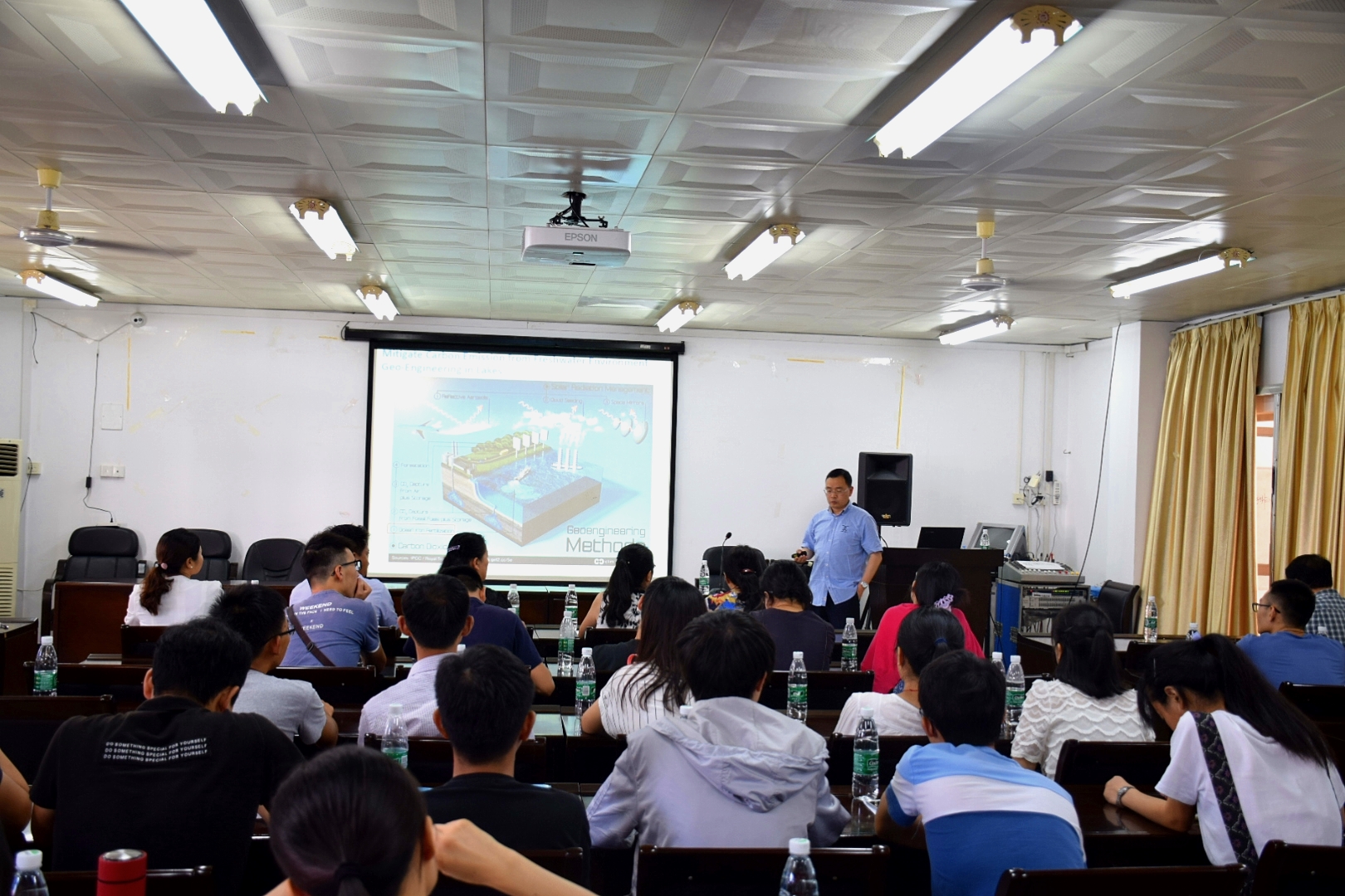 报告会现场.jpg
