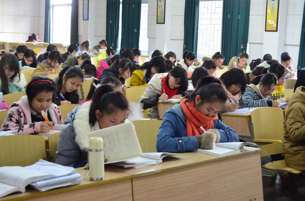 同学们在自习室认真备考（大学生通讯社 陈园园 摄）