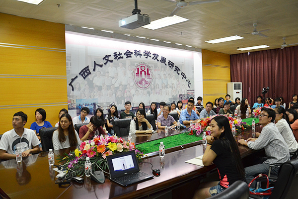 “新西南剧展”的主创和演职演员共同观看幻灯片，回顾半年来话剧排演的历程