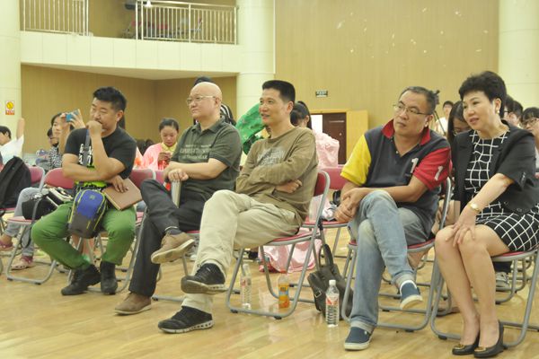 剧作家张仁胜、新影响传媒集团董事长邓立、囯家一级演员张树萍莅临现场指导（大学生通讯社 黄敏静 摄）