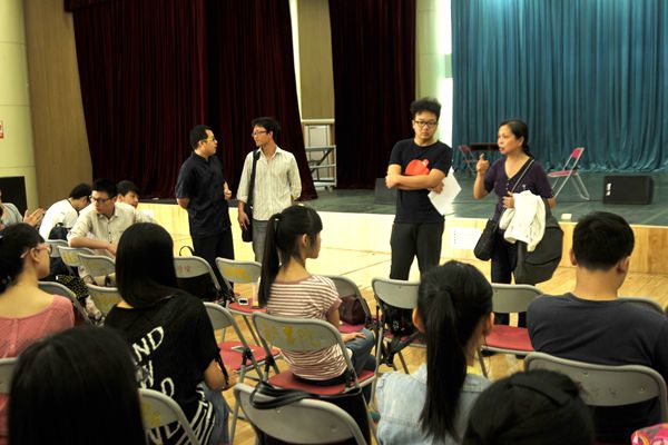 向丹老师在排练前给演员们点明要注意的问题