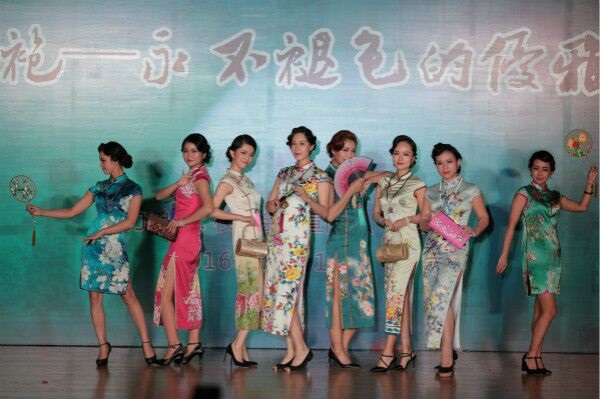 设计学院《伊人红妆》.jpg