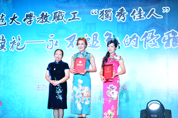 王枬书记为荣获一等奖的单位颁奖.jpg